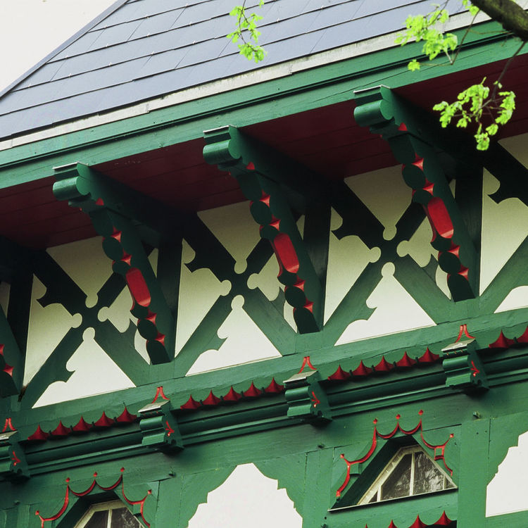 Gemäß restauratorischem Gutachten erfolgte der Anstrich des Fachwerks mit Capadur Wetterschutzfarbe. Der Sonderfarbton wurde eigens für diesen Zweck in der Künstlerfarbenfabrik Nerchau von Hand gemischt (Foto © Caparol Farben Lacke Bautenschutz GmbH)