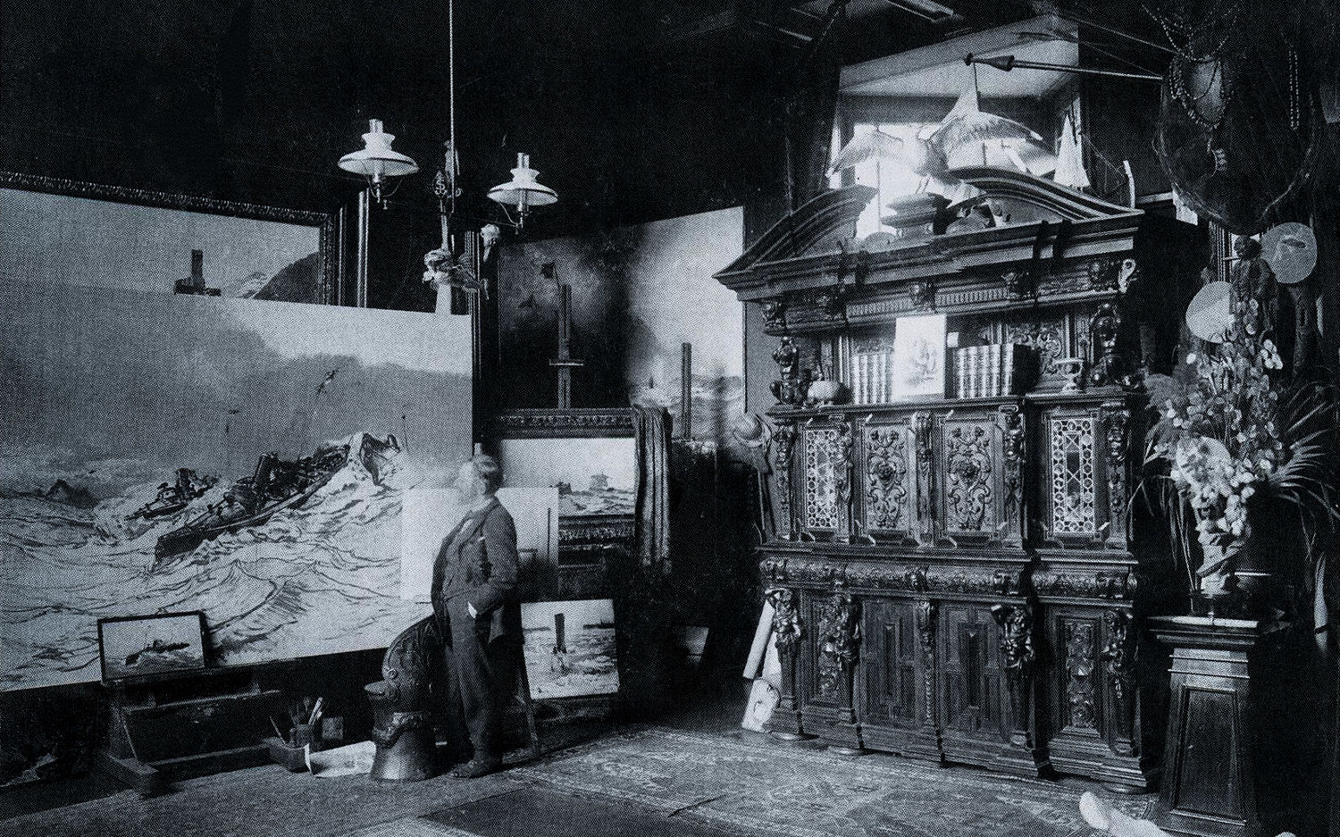 "Das Atelier", Carl Saltzmann vor der Staffelei, darauf das noch im Stadium einer Skizze befindliche Gemälde "Eine Manöverfahrt" 1896, Foto von Hermann Boll