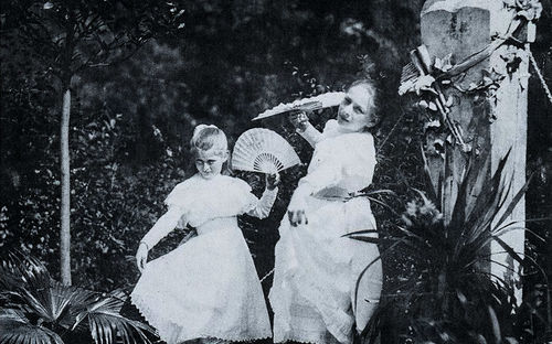 Die Töchter Carl Saltzmanns Elisabeth und Katharina im Garten 1897