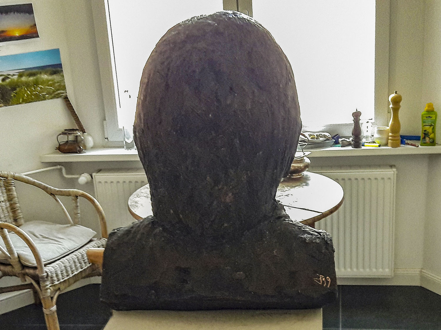 Bildhauer Jörg Plickat "Der Unbestechliche" - Bronzekopf 2018/19 - Berlin, Bredenbek, Travemünde/ Foto © Prof. Dr. Jörg D. Thiede - aufgenommen am 23. Oktober 2019 - Brandenburgische Str. 43 - Wohnküche II - Berliner Salon 1910